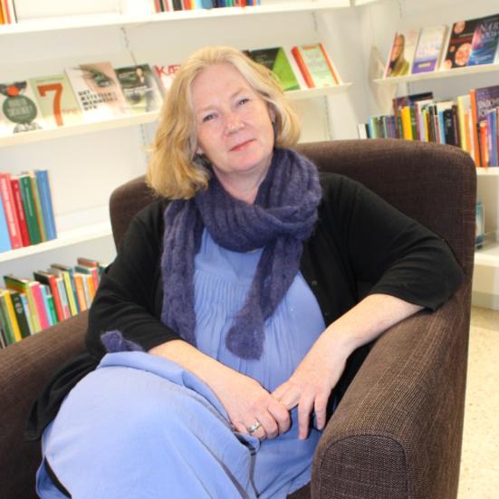 Portræt af Camilla der læser fyraftenshistorierne.