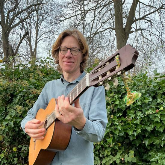 Foto af Oliver Streich med guitar i hænderne