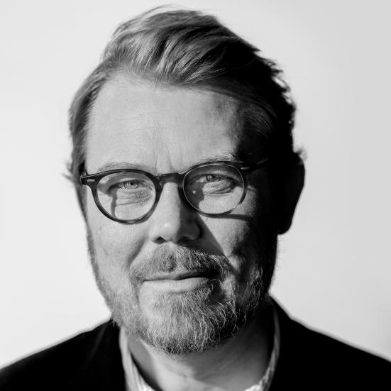 Sort-hvid foto af journalist og forfatter Søren Lippert