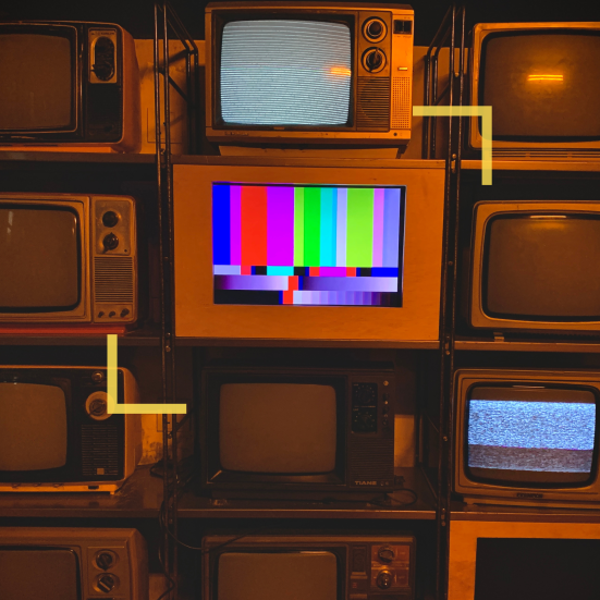 Foto af gamle stablede TV'er. 