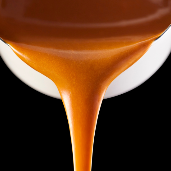 Billede af brun sovs der bliver hældt fra en sovsekande.