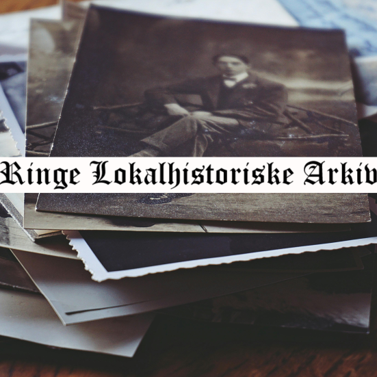 Foto af gamle fotos på et bord. Foreningens logo i midten. 