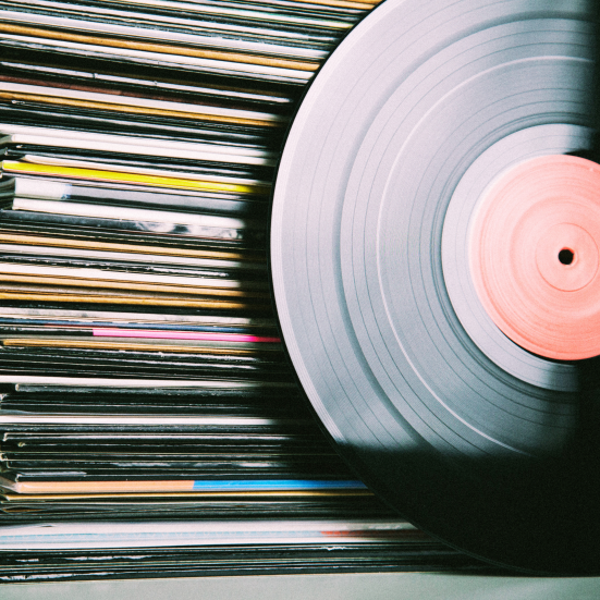 Billede af en bunke vinyler.