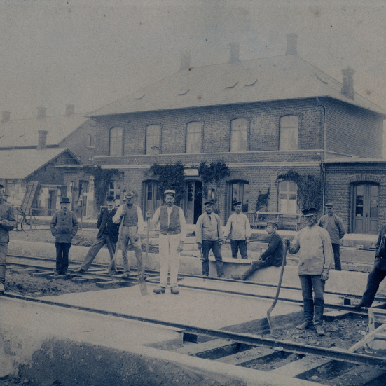 Fotografi taget i anledning af afslutningen af bygningen af perrontunnellen på Ringe Station 1896.