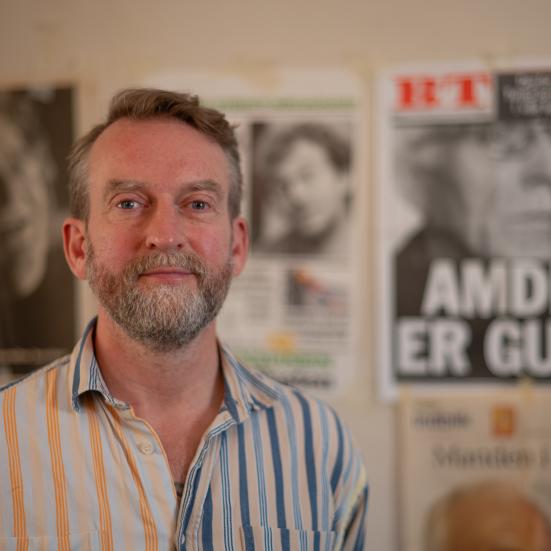 Rune Skyum foran sit arbejdsbord