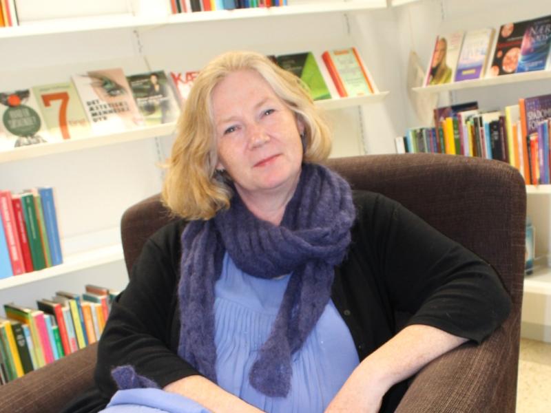 Portræt af Camilla der læser fyraftenshistorierne.