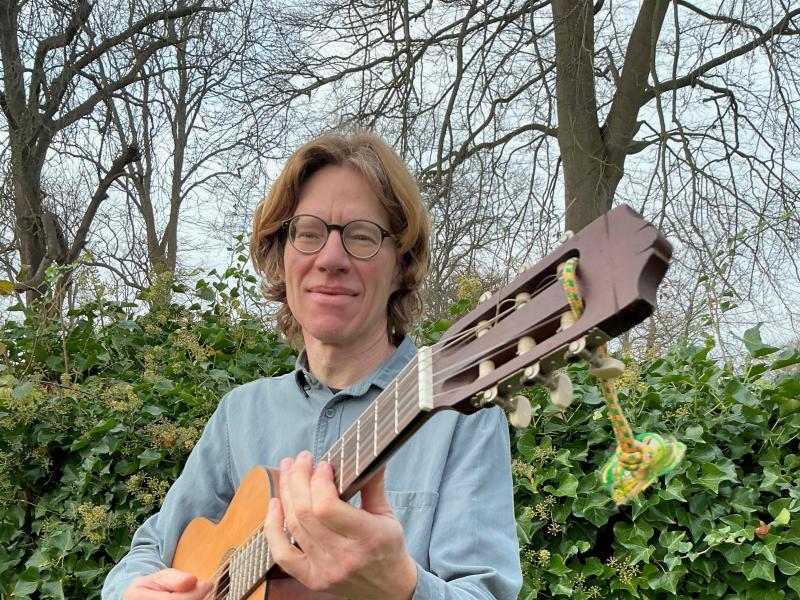 Foto af Oliver Streich med guitar i hænderne