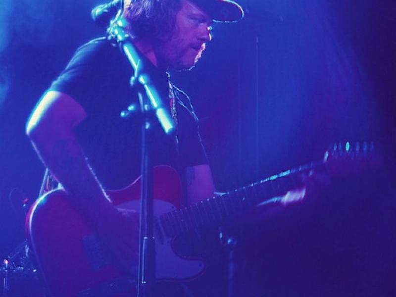 Slagger Lund på scenen med sin Fender Telecaster og et koncentreret udtryk.