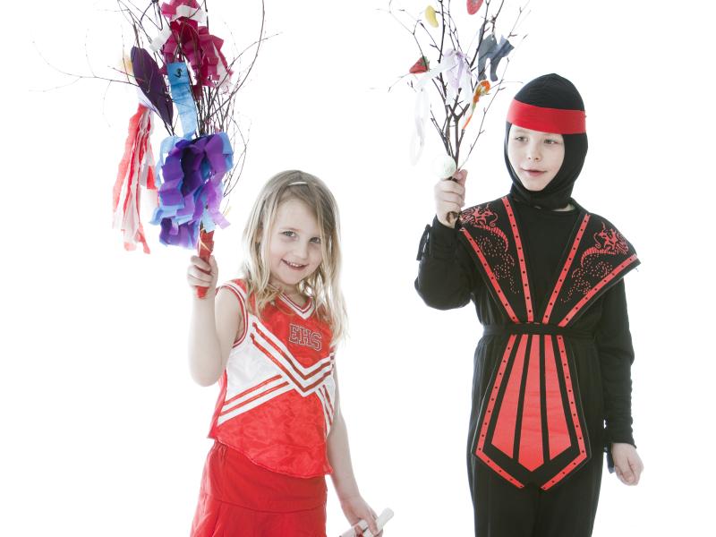 To udklædte børn med fastelavnsris.