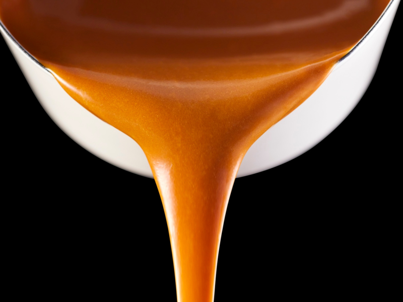 Billede af brun sovs der bliver hældt fra en sovsekande.