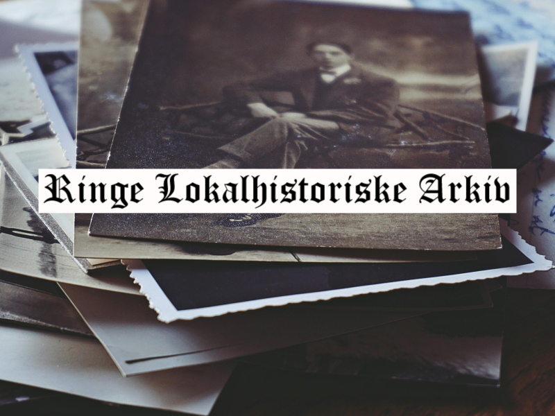 Foto af gamle fotos på et bord. Foreningens logo i midten. 