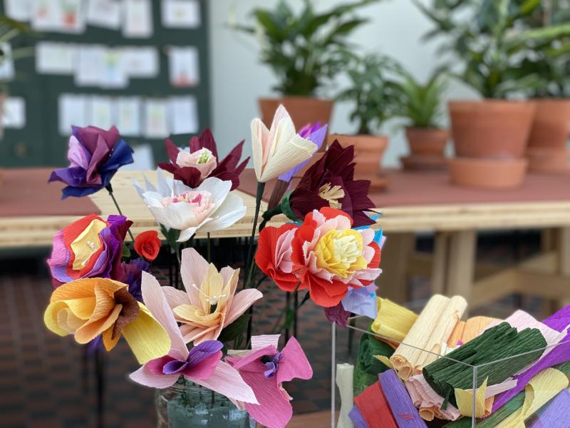 Smukke blomster af papir, som du kan lære at lave på workshoppen med Lars Kaae.