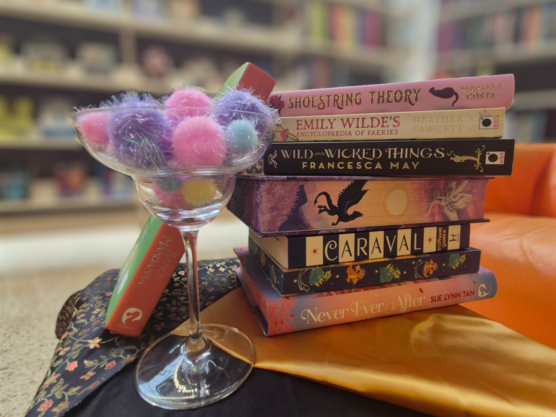 Foto af et lille tableau af romantasy-bøger og en mocktail på Faaborg Bibliotek.