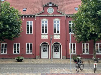 Ringe Biblioteks indgangsparti set fra Algade.