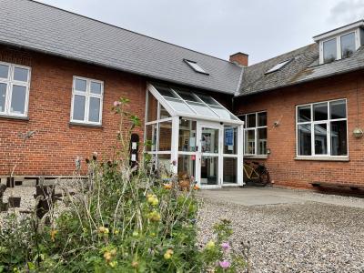 Foto af indgangspartiet til Årslev Bibliotek.