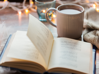 Foto af bog og kaffekop på et bord