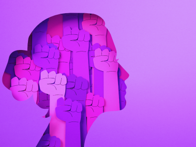 Grafik der illustrerer kvindekamp: Pink/lilla kvinde set i silhouet, med næver strukket i vejret.