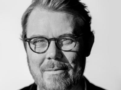 Sort-hvid foto af journalist og forfatter Søren Lippert
