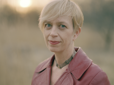 Foto af forfatter Lilian Munk Rösing i solnedgangen.