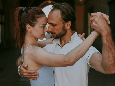 Et par danser argentisk tango. Casual tøj men intensitet.