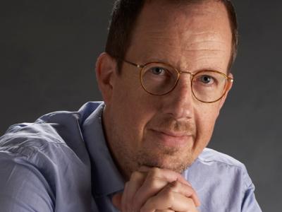 Portræt af foredragsholder Lars Thorup Larsen.