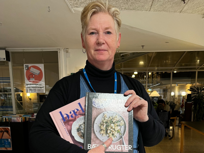 Foto af bibliotekar med kogebøger i favnen