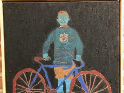 Maleri af mand med cykel på sort baggrund. 