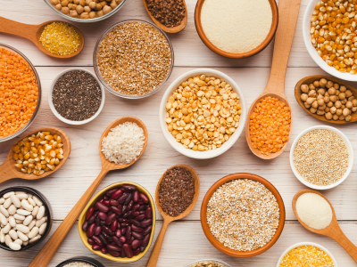 Foto af forskellige slags bælgfrugter der ligger i skåle. 