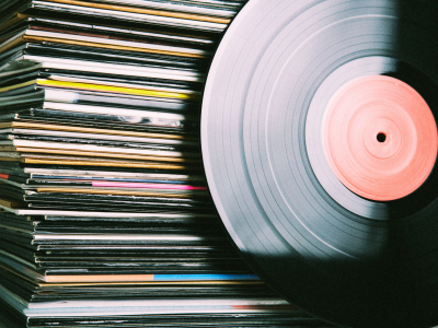 Billede af en bunke vinyler.