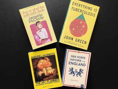 Billede af 4 bøger på gult bord. 