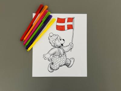 Billede af en collage af blyanter og et billede af Rasmus Klump på et bord
