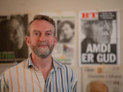 Rune Skyum foran sit arbejdsbord