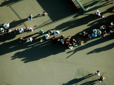 billede af mennesker der står i kø, set oppefra