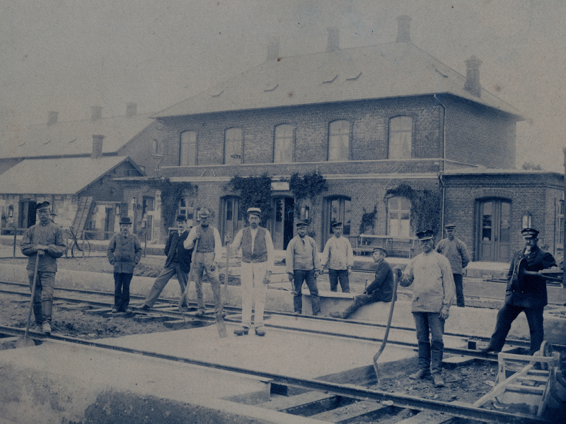 Fotografi taget i anledning af afslutningen af bygningen af perrontunnellen på Ringe Station 1896.