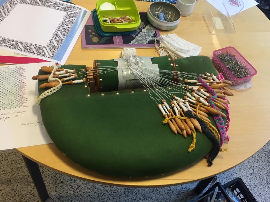 Et foto af knipleværktøj på et bord.