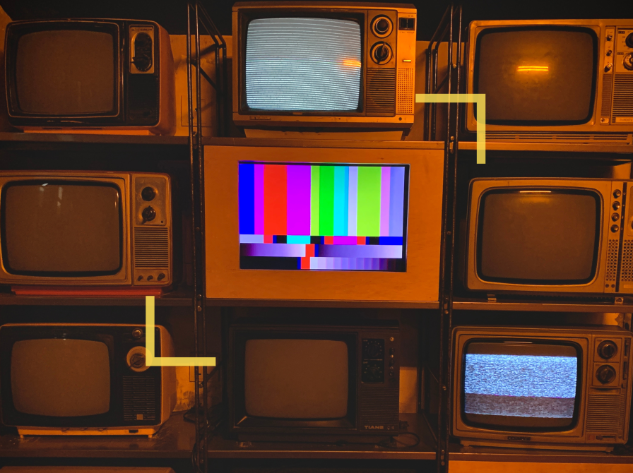 Foto af gamle stablede TV'er. 