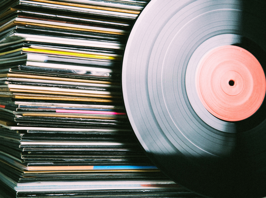 Billede af en bunke vinyler.