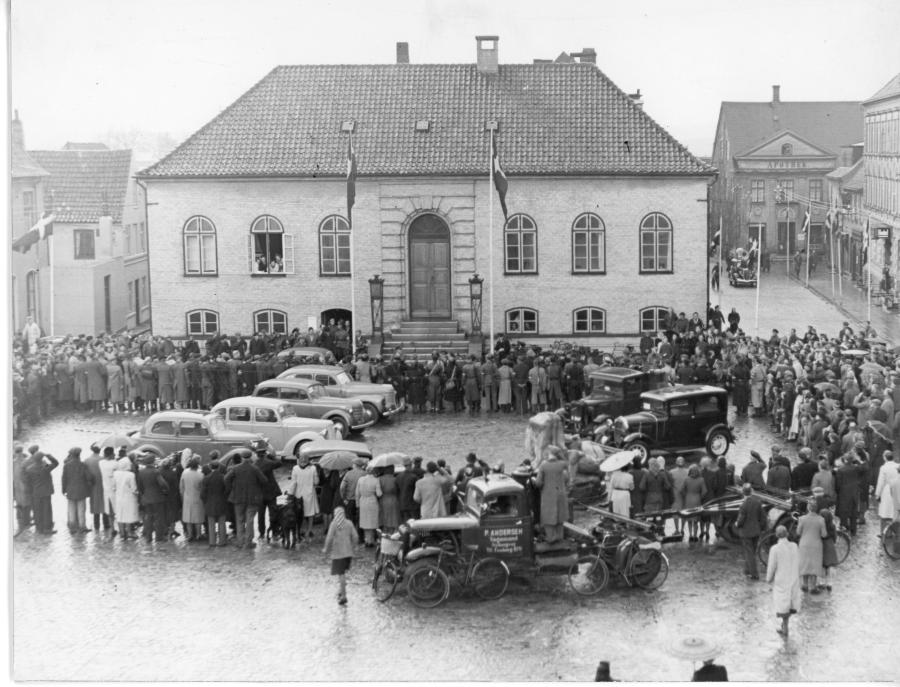 Foto af folkemængde på Faaborg torv under befrielsen, maj 1945.