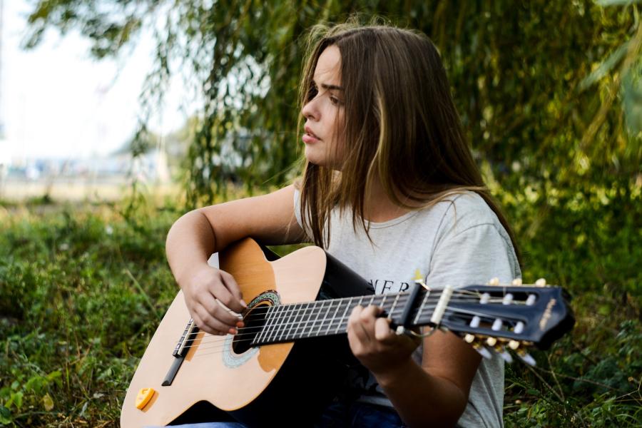 Pige spiller guitar